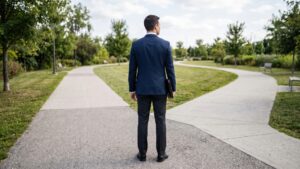 Prospective franchise owner weighing the advantages and disadvantages of buying a franchise